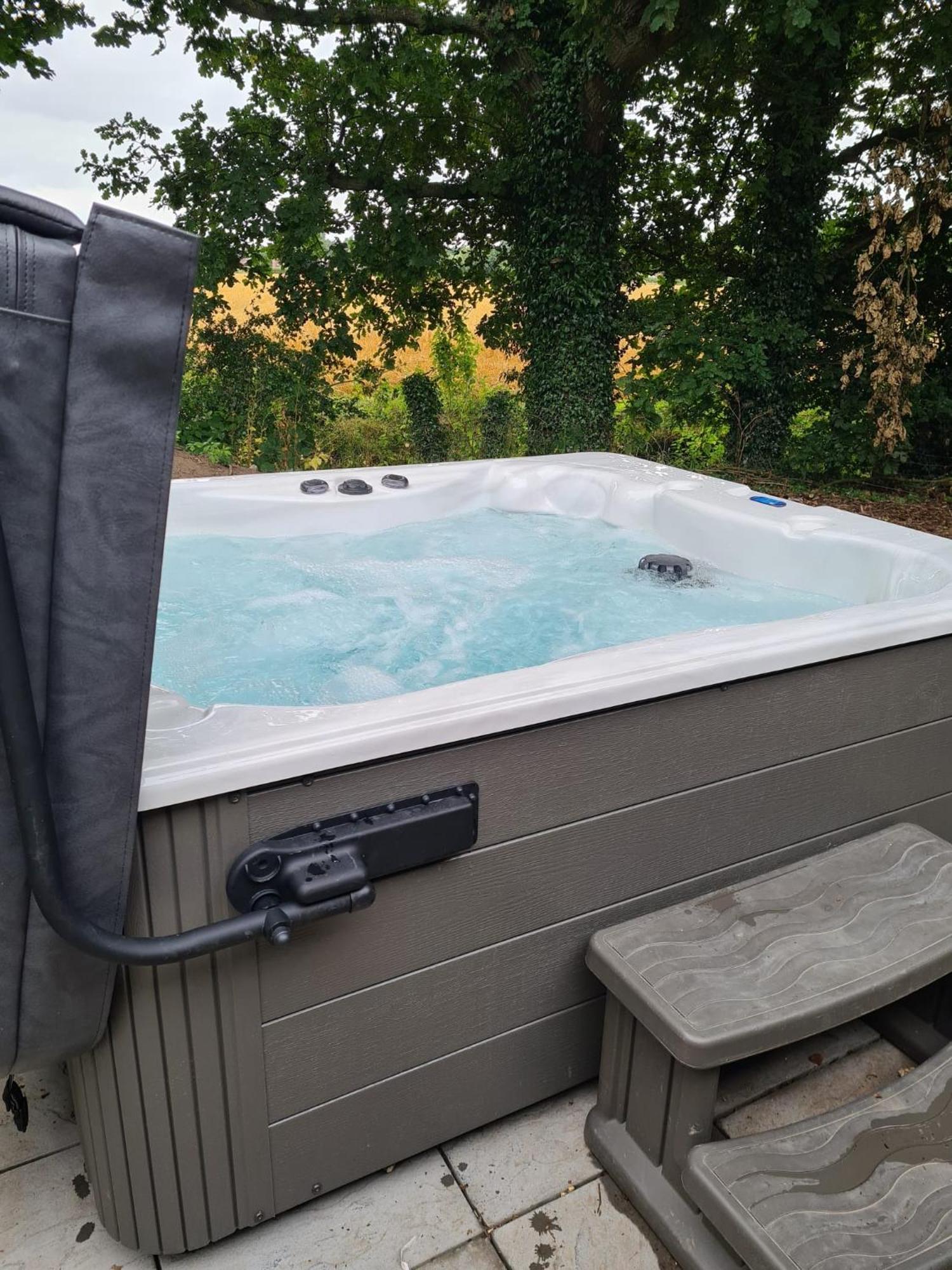 Squirrel Lodge At Owlet Hideaway - With Hot Tub, Near York Exterior photo