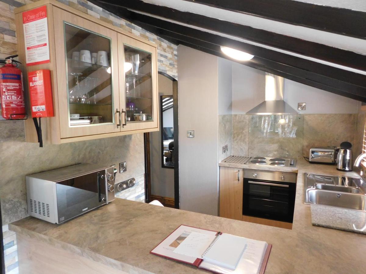 Squirrel Lodge At Owlet Hideaway - With Hot Tub, Near York Exterior photo